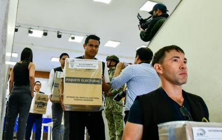 El CNE avanza con la entrega de los paquetes electorales para las elecciones de la consulta popular del 16 de noviembre de 2025.