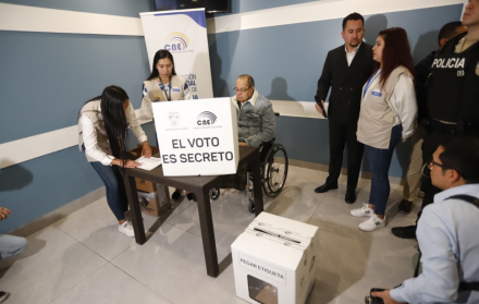 Byron Venegas realiza el primer voto asistido en Quito.