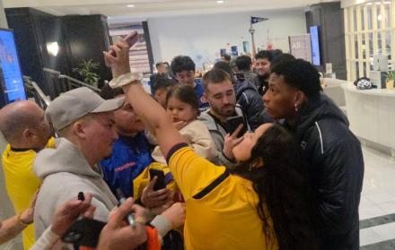 Gonzalo Plata saliendo del hotel de Toronto atiende a los aficionados.