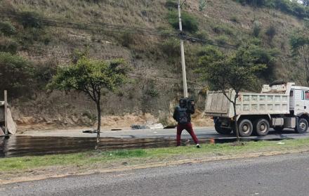 El perro quedó atrapado en la brea que se derramó sobre la av. Simón Bolívar, luego de un accidente de tránsito en el sector de Gualo.