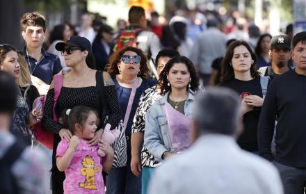 Personas caminando en Santiago (Chile).