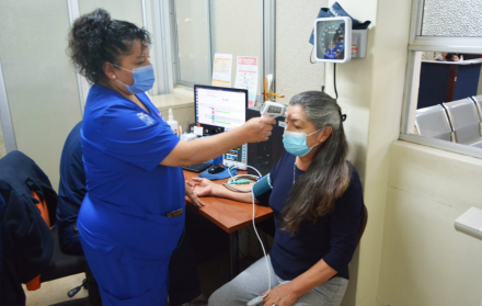 Emerita Rodríguez se atiende en el centro de salud de La Magdalena, en el sur de Quito.
