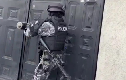 Autoridades ejecutan allanamientos en Manta, Portoviejo y Montecristi por presunta red de robos.