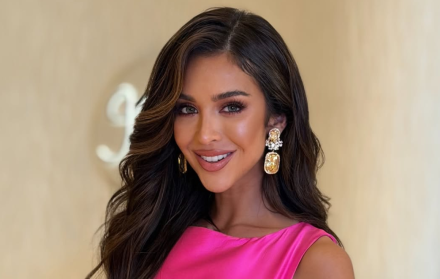 Nadia Mejía, Miss Universo Ecuador 2025, durante su entrevista preliminar en Bangkok.