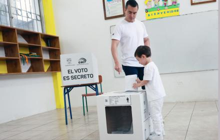 Daniel Noboa votando