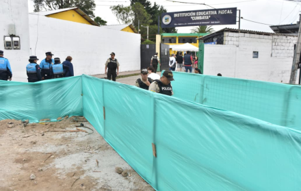 El acceso al recinto es complicado, pues la calle Aurora Estrada está cerrada por obras de adoquinado.