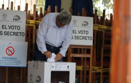 Votantes acudiendo a sufragar en la consulta popular