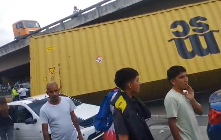 contenedor volcado en vía a Daule