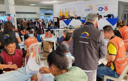 El CNE contabilizó los votos de Quito en la consulta popular en el Centro de procesamiento electoral de Pichincha.
