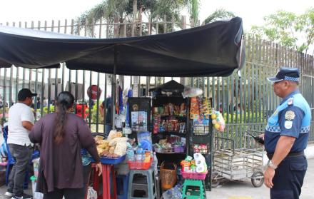 comercio autónomo afuera del hospital Teodoro Maldonado Carbo