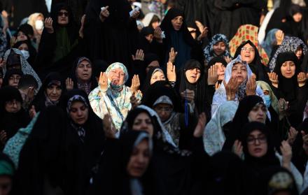 Mujeres iraníes rezan