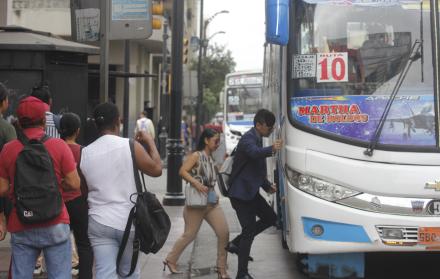pasajeros en buses de Guayaquil