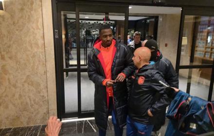 Willian Pacho a la salida del hotel de la Tri en Nueva Jersey.