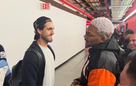 Leonardo Campana y Michael Morales al final del partido de Ecuador y Nueva Zelanda.