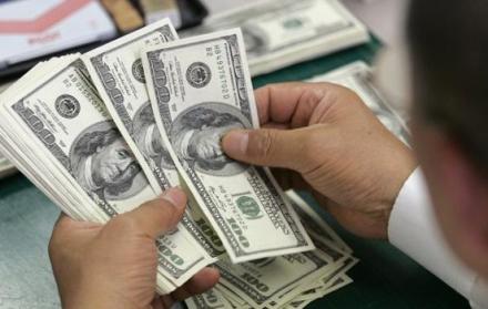 Manos contando dinero.