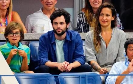 Penn Badgley y su familia