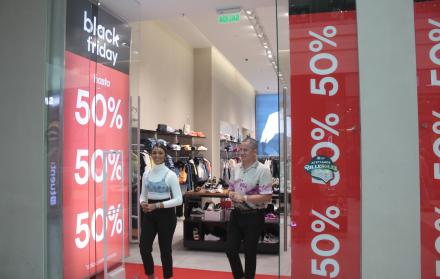 Los locales comerciales aplican descuentos de hasta el 80 % para atraer clientela.