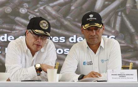 Gustavo Petro (i), y el ministro de Defensa, Pedro Sánchez.