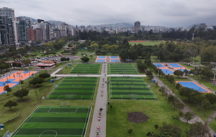 Una de las obras de repotenciación en parques de la ciudad que exhibe la Alcaldía es el trabajo realizado en las canchas de La Carolina.