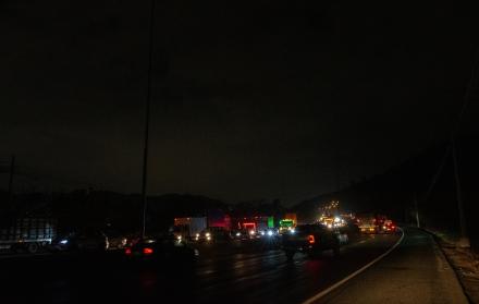 Falta de iluminación en la vía Perimetral