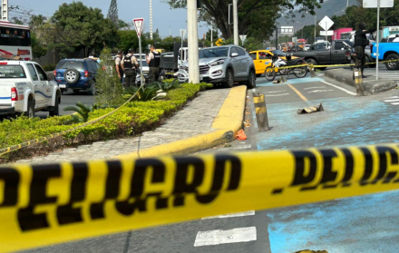 El vehículo quedó detenido junto al parterre tras la balacera registrada este viernes.