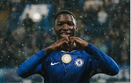 Moisés Caicedo figura del Chelsea de Inglaterra.