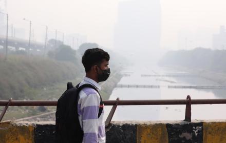 hombre lleva hoy una mascarilla en Nueva Delhi