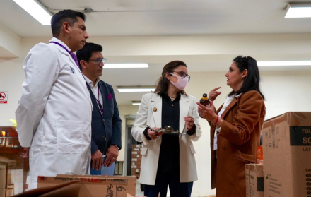 Entregan medicamentos esenciales al Hospital Eugenio Espejo en Quito.