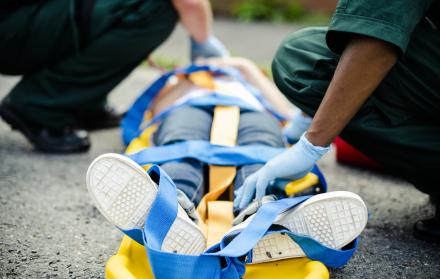 equipo-paramedico-rescatando-un-joven-paciente-critico