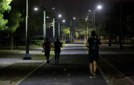 PARQUE SAMANES A MEDIA LUZ