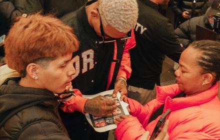 Katty Hurtado, la madre de Michael Morales, junto a un seguidor de la UFC.