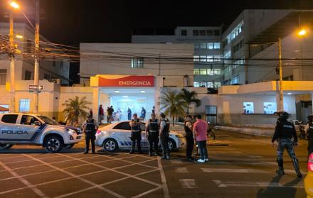 Agentes policiales custodian el área donde ocurrió el ataque armado frente al Hospital Teófilo Dávila, en Machala.