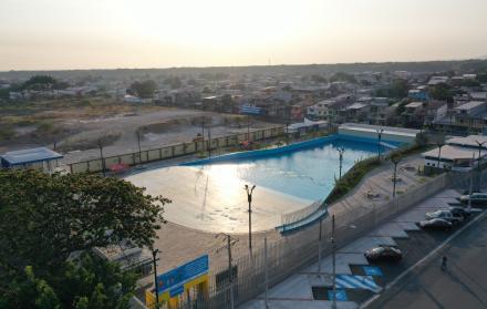 PISCINA CON OLAS GUAYAQUIL