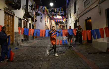 Daniel Suscal, del restaurante Añoranza en La Ronda, Centro de Quito, espera que los ciudadanos se animen a festejar en esta calle.