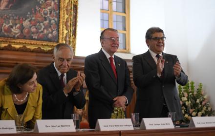Enrique Ayala Mora recibe homenaje en el Convento Santo Domingo de Quito por su trayectoria académica y como historiador.