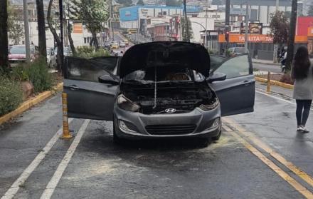 El auto incendiado quedó detenido sobre los carriles centrales de la av. Rodrigo de Chávez, en el sector Villaflora, sur de Quito.