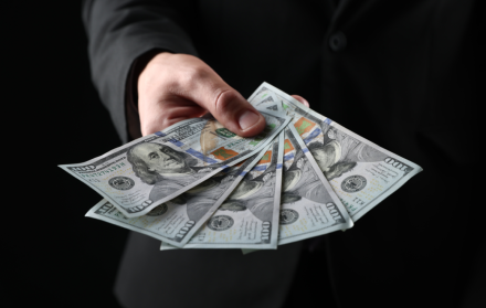 El salario básico unificado para el 2026 en Ecuador se definirá en diciembre.