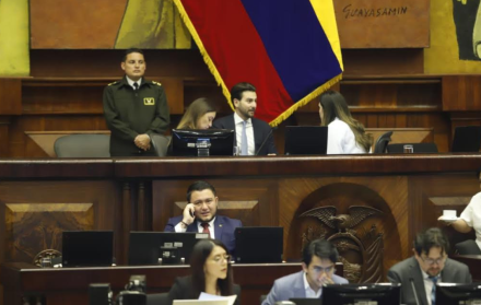 Niels Olsen con Mishel Mancheno y Viviana Centeno, de la bancada de ADN.