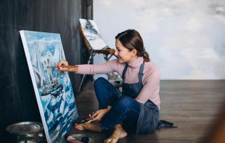 mujer-artista-pintando-en-estudio