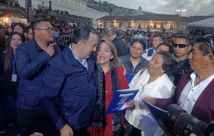 Miles de quiteños celebran los 491 años de fundación con música y tradición en el Centro Histórico de Quito.