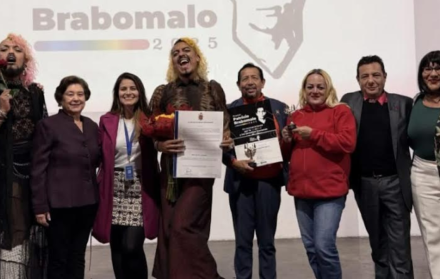 Durante la entrega del Premio Patricio Brabomalo a MoTa Fajardo, por parte de la Secretaría de Inclusión de Quito.