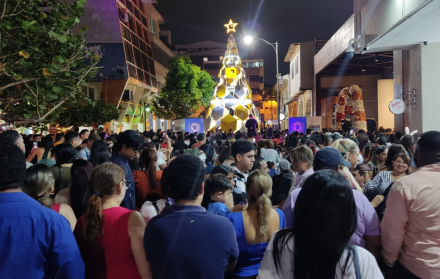 Ciudadanos bailan en la calle Imbabura durante la reactivación nocturna en la Zona Rosa de Guayaquil.