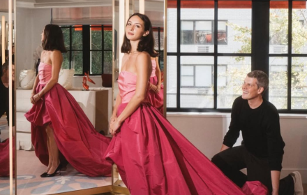 La nieta de Carolina Herrera (Carolina B. Lansing) y el diseñador Wes Gordon en Baile de las Debutantes en París