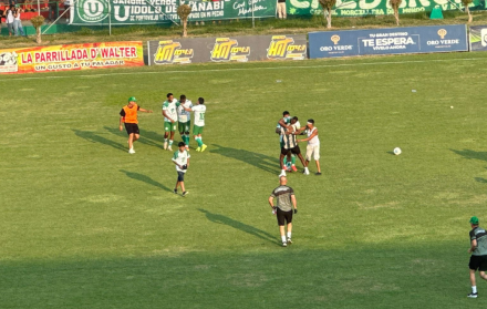 Vista panorámica del Estadio Reales Tamarindos lleno y teñido de verde y blanco durante la celebración.