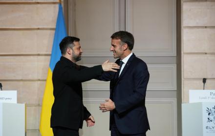 Emmanuel Macron y Volodymyr Zelensky
