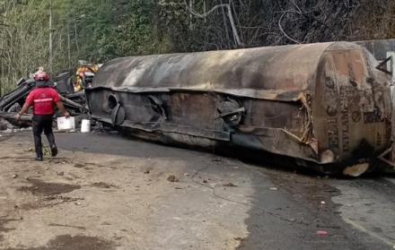 El tanquero se volcó e incendió, cuando circulaba en la vía Las Mercedes - Los Bancos,al noroccidente de Quito.
