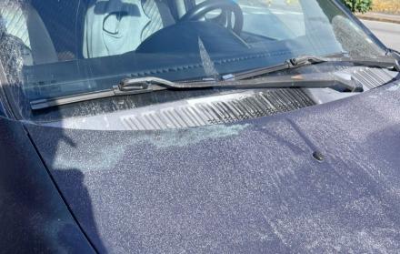 La capa de ceniza del volcán Reventador cubrió vehículos y viviendas del sector Reventador, en la provincia de Sucumbíos.