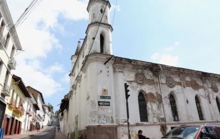 En esta edificación, entre las calles Olmedo, Benalcázar, Manabí y Cuenca funcionó el Colegio Simón Bolívar, en Quito.