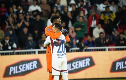 Domínguez y Cornejo de Liga de Quito en el festejo de llegar a la final de Copa Ecuador.