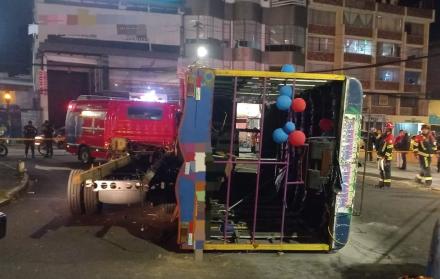 La chiva se volcó en la av. Naciones Unidas y dejó seis heridos. Los afectados celebraban por fiestas de Quito.